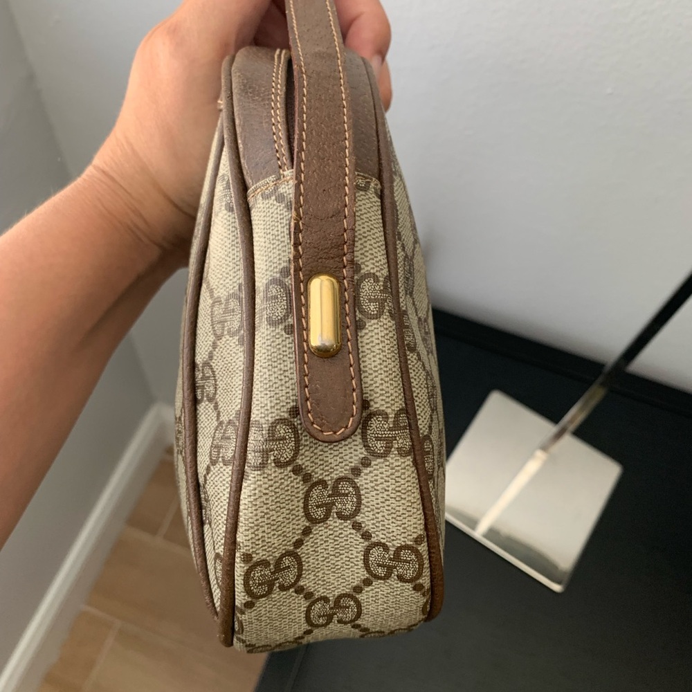 (28) GUCCI 70s Oval Crossbody - Picture 10 of 10